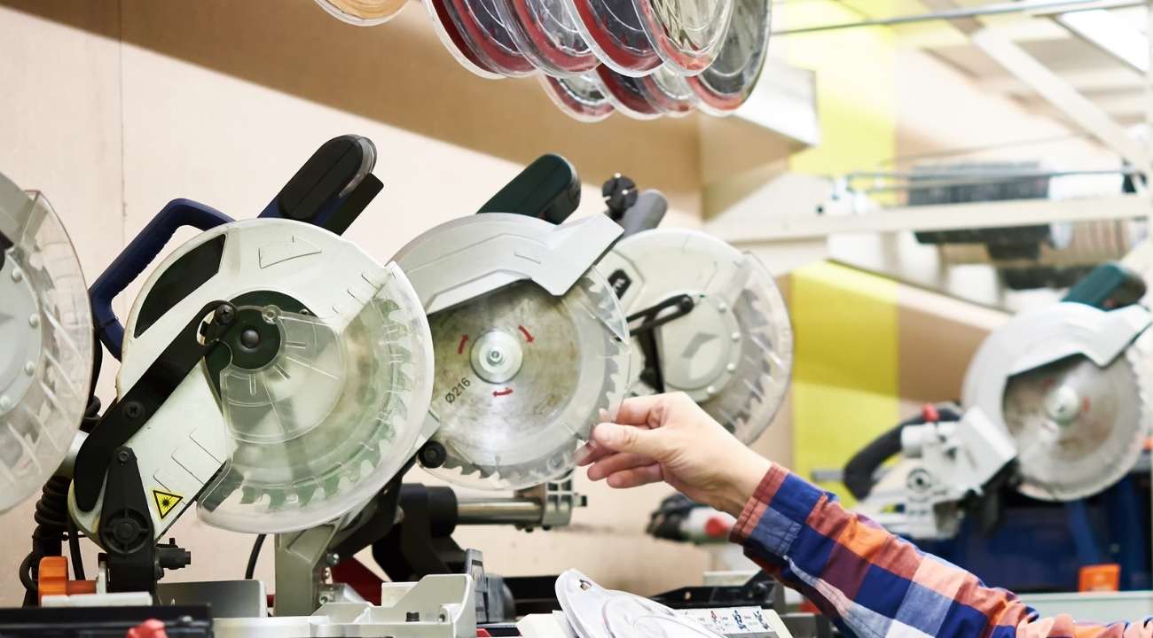 How to Use a Miter Saw Ultimate Beginner's Guide Tools Zone